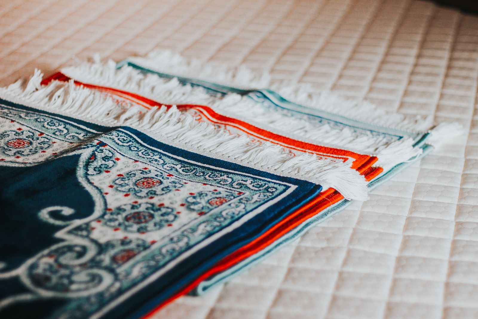 Tapis de priere pose au sol