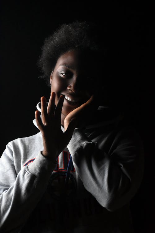 Afro, düşük ışık, eller içeren Ücretsiz stok fotoğraf