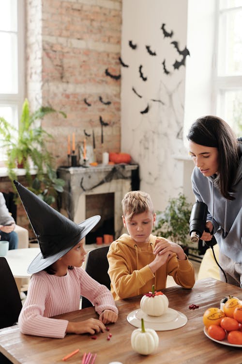 Uma Família Preparando Decorações Para O Halloween