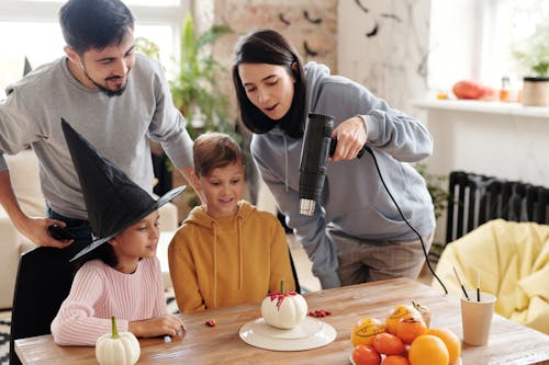 Een Familie Kijken Naar Een Geschilderde Halloween Pompoen