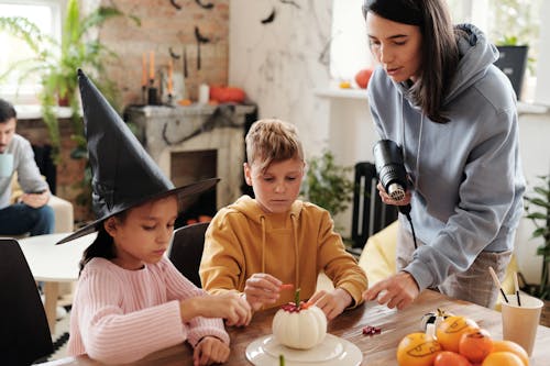 Familieleden Die Een Witte Pompoen Verfraaien