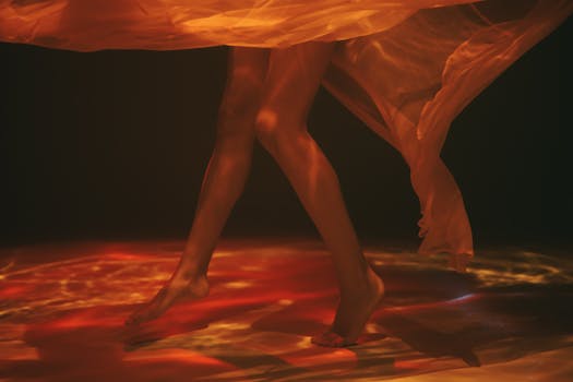 这张水下照片富有创意，拍摄了腿部与透明面料，呈现出一种喜怒无常、空灵的感觉