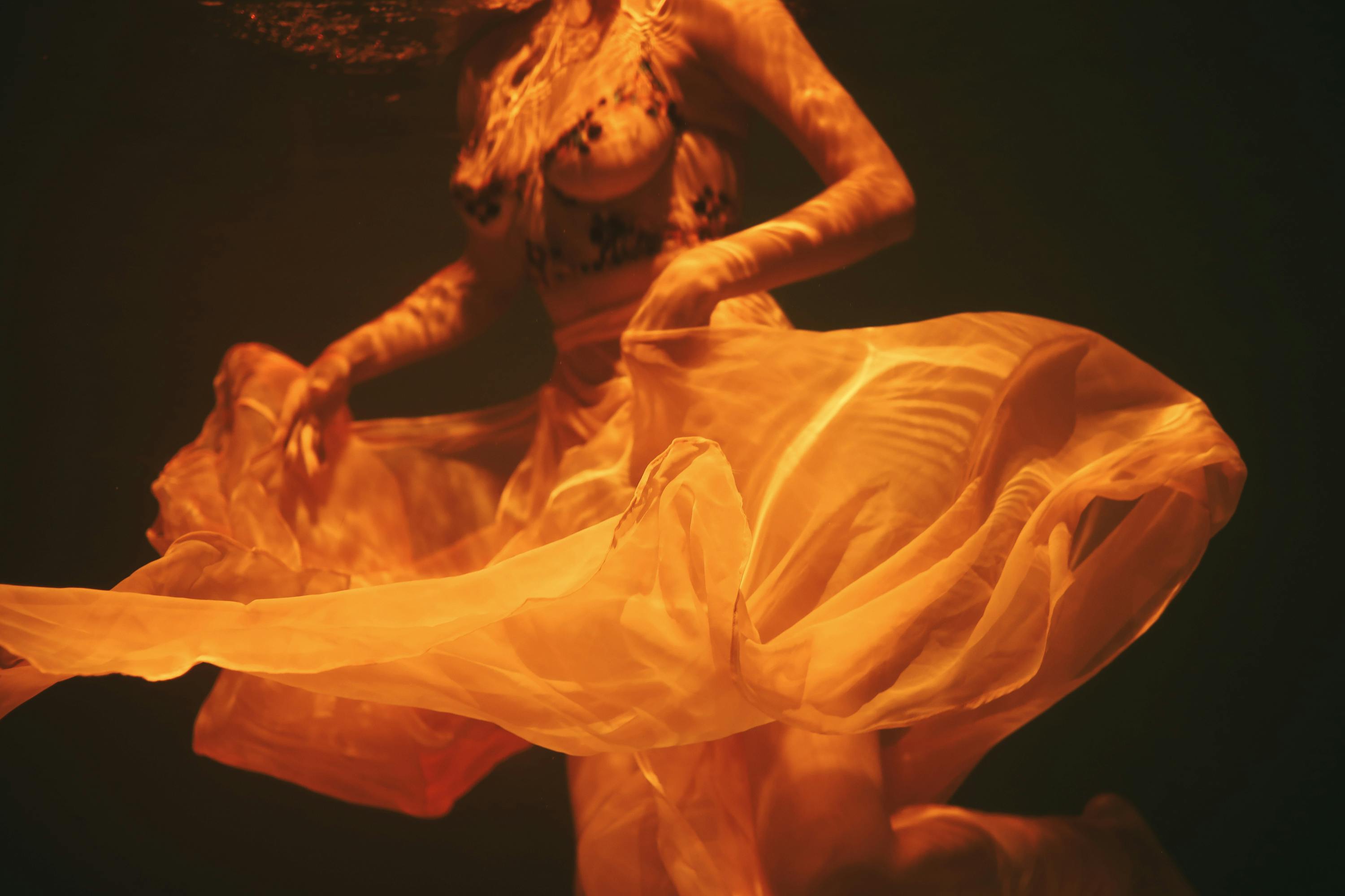 水下艺术照片捕捉了旋转织物的流动与优雅