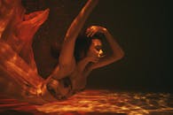 一个女人在流动的服装与大气照明的艺术水下形象