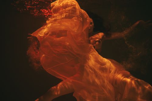 Free A graceful underwater scene with flowing fabric creating a serene, artistic atmosphere. Stock Photo