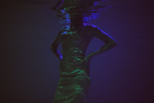 水下艺术的轮廓，闪烁着神秘诱人的光芒