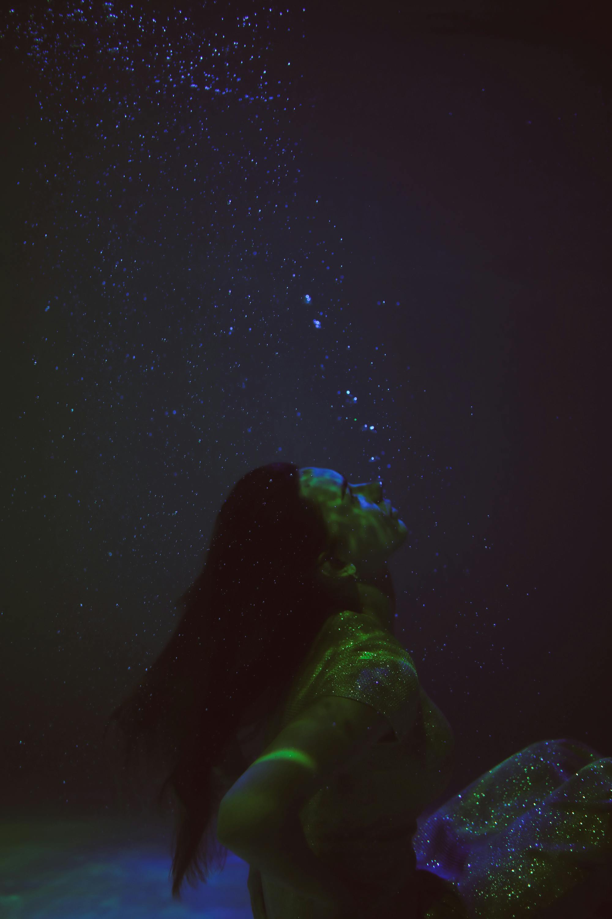 水下艺术照片中，一位散发着优雅与宁静的女人