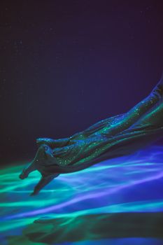 神秘的水下镜头以充满活力的灯光效果，捕捉了织物优雅的流动
