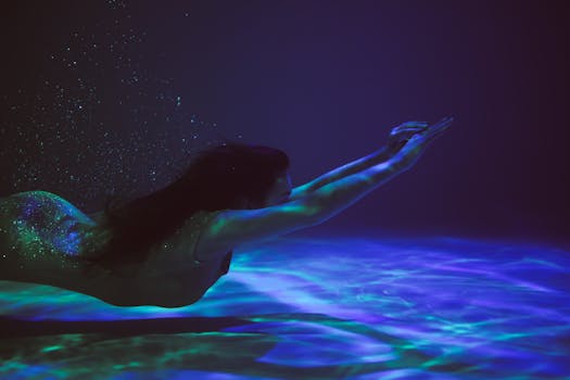 一位女子在水下宁静地游动，周身环绕着空灵的光线和气泡