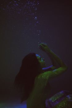 神秘的水下肖像捕捉到了女人被泡泡包裹的宁静表情