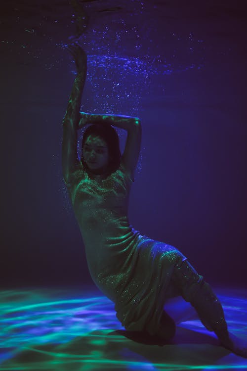 Woman posing Underwater 