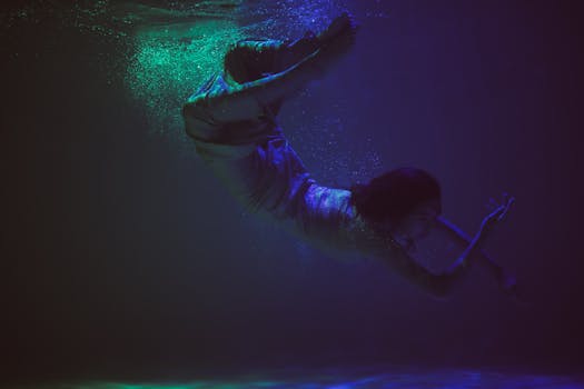 一位优雅的女子在水下艺术地漂浮，散发着宁静的气息