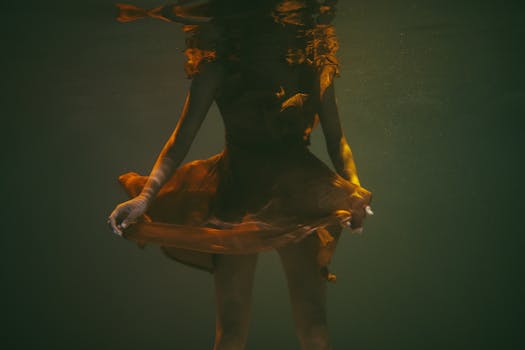 以迷人的色调，捕捉女性优雅水下舞蹈的诱惑体验