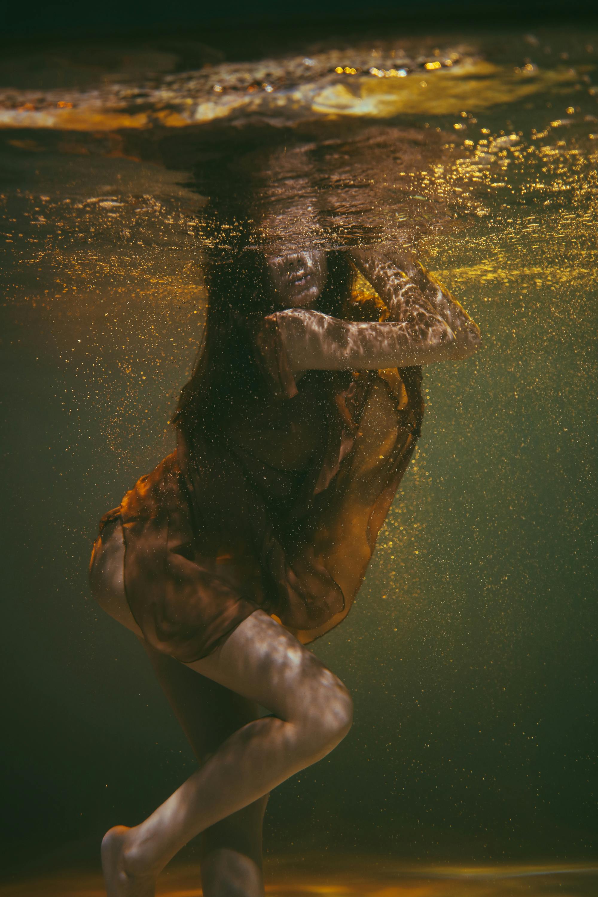 水下艺术肖像捕捉了一位优雅的女子，营造出神秘而诗意的氛围