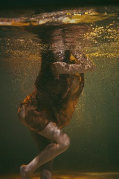 水下艺术肖像捕捉了一位优雅的女子，营造出神秘而诗意的氛围