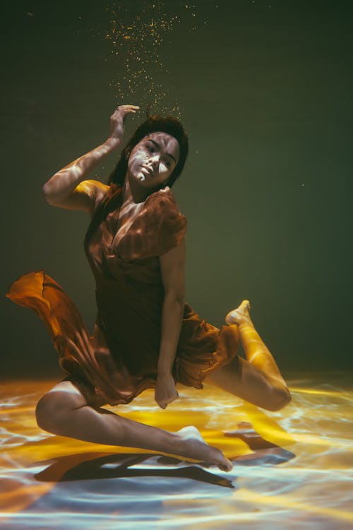 Foto profissional grátis de embaixo da água, mulher, posando