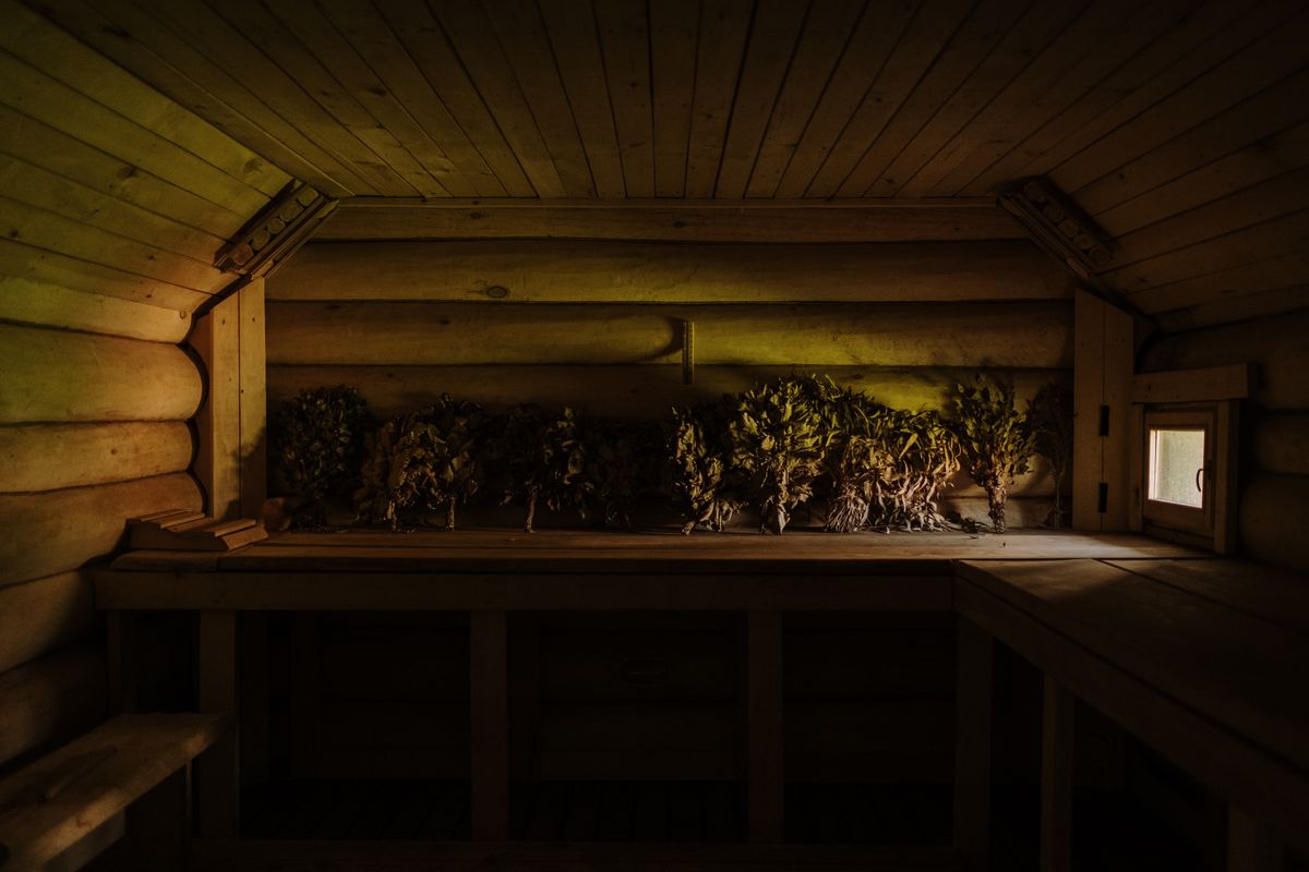 Interior tradicional de sauna con banco de madera