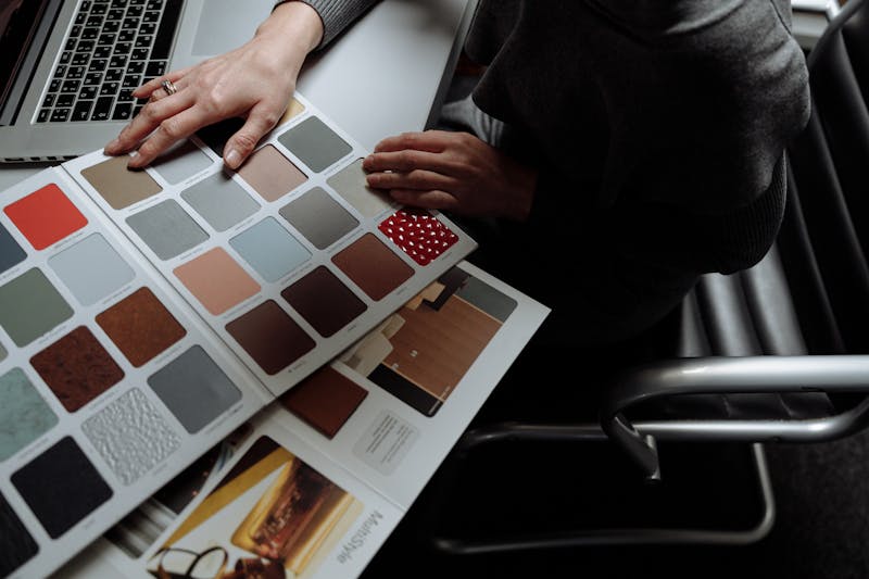 工程师在电脑上使用智能文档比对平台审阅施工图说明差异