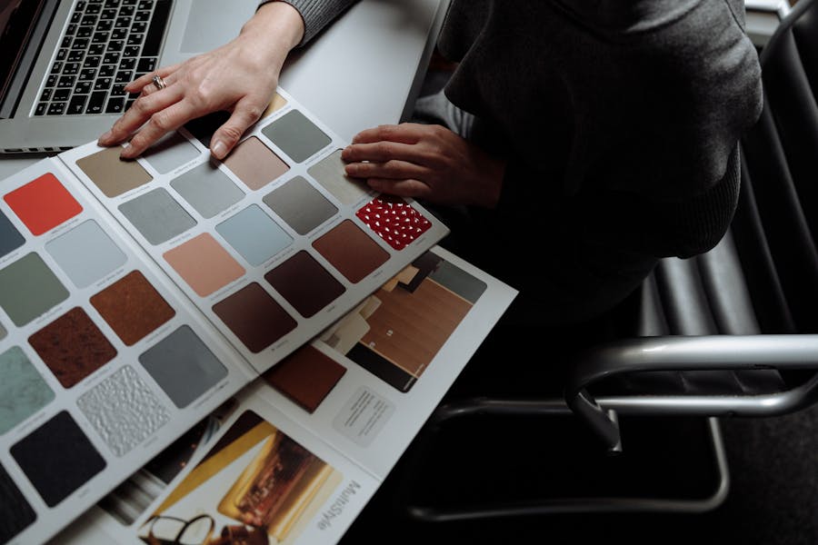 工程师在电脑上使用智能文档比对平台审阅施工图说明文本差异