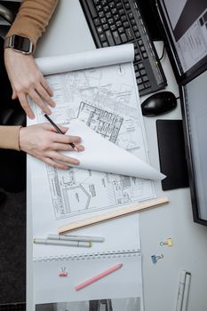 建筑师在办公桌上审阅施工图的高角度视图