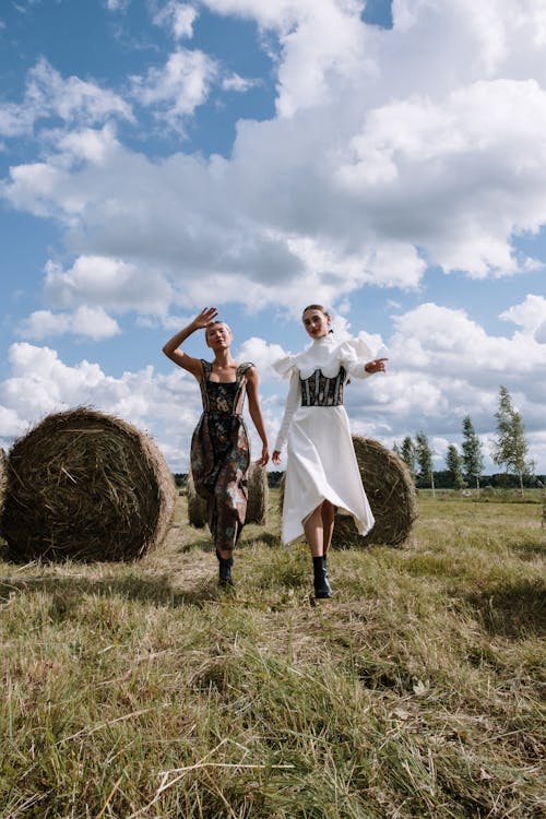 Základová fotografie zdarma na téma asiatka, chůze, kavkazská žena