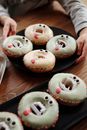 色彩缤纷的怪物主题甜甜圈非常适合万圣节庆祝活动和节日放纵