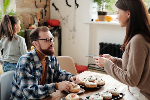 一家人在室内享用以圣诞节为主题的甜甜圈，并展示时令装饰品