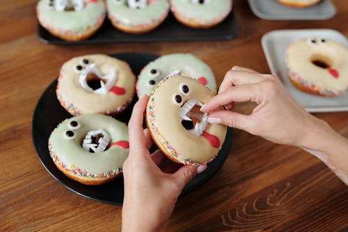 Pessoa Segurando Um Donut Projetado Para Vampiros