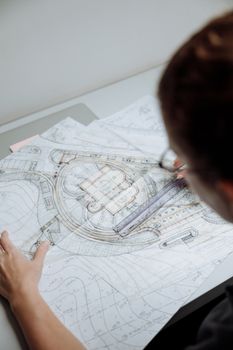 专业建筑师分析工作场所的详细蓝图