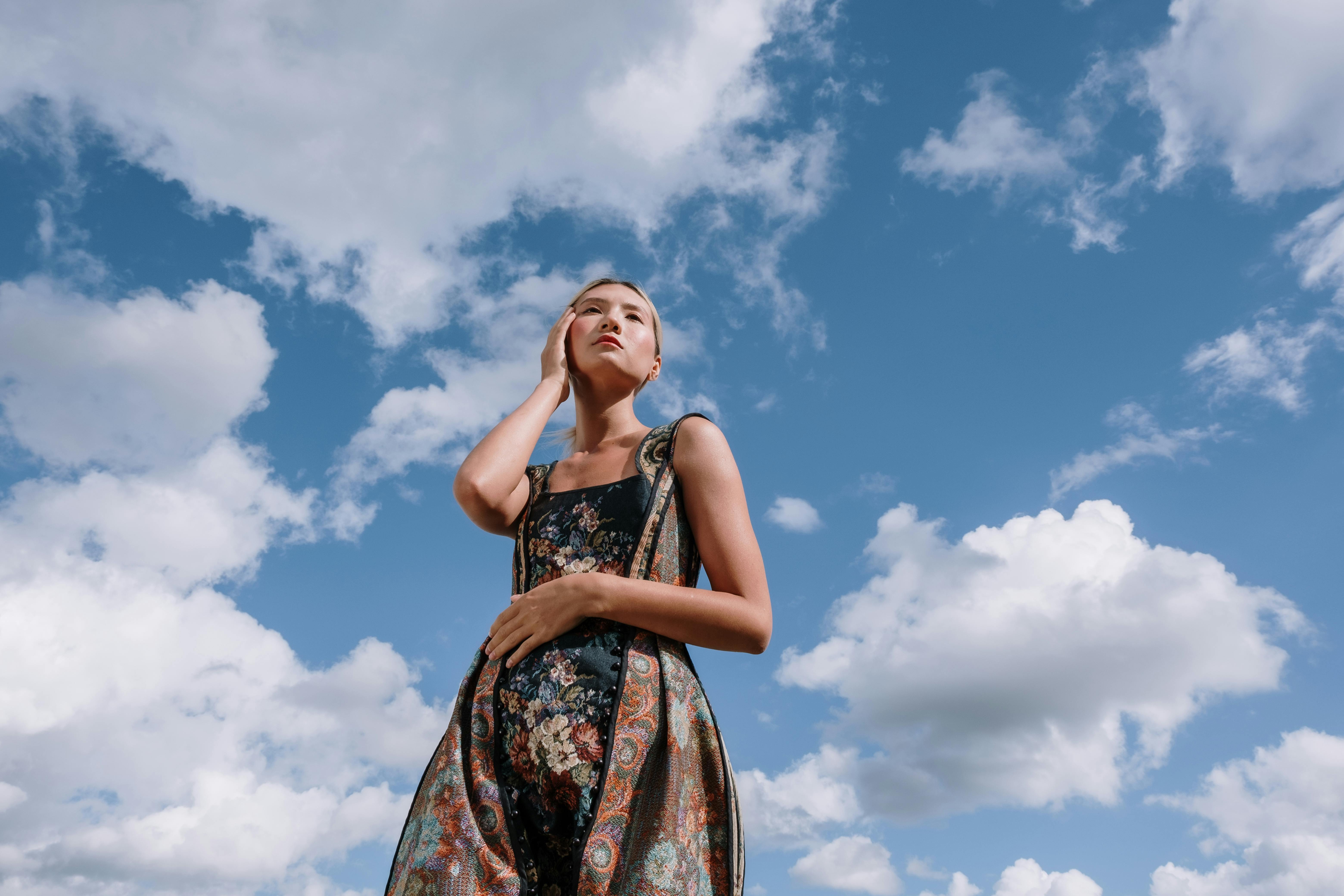 Girl in low cut dress hi-res stock photography and images - Alamy