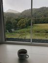 雨天，在舒适的威尔士山丘景观中喝一杯咖啡