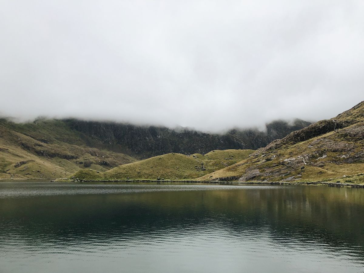 Munte deasupra unui lac în Snowdonia