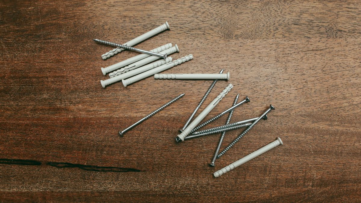 Tornillos y tarugos de fijación sobre una superficie
