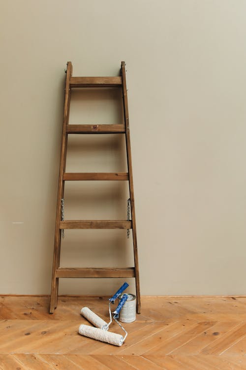 Foto profissional grátis de aparelhos, chão de madeira, escada de madeira