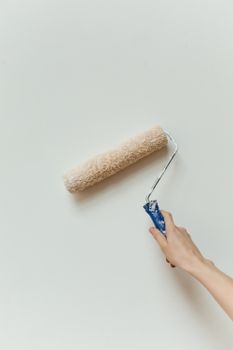 Applicazione di pittura su parete di un ambiente domestico