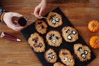 创意十足的万圣节怪物饼干被装饰成有趣的假期款待