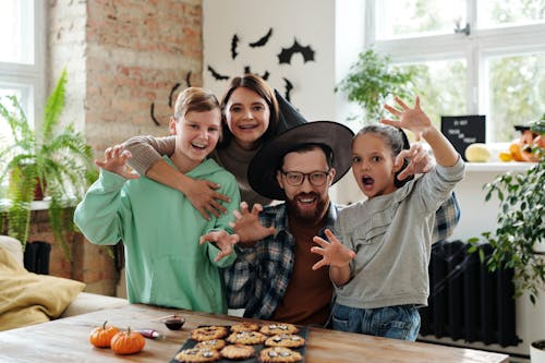 Gratis Potret Keluarga Bahagia Saat Halloween Foto Stok