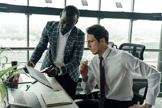 两位商人在现代化的办公环境中进行重点讨论