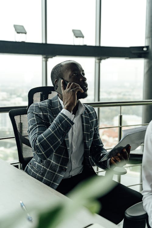 Kostenloses Stock Foto zu afroamerikanischer mann, büro, dokument