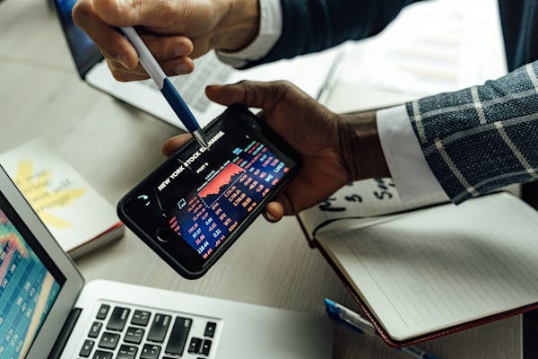 Mercado de ações na Europa reage de forma distinta a dados do Reino Unido e zona do euro