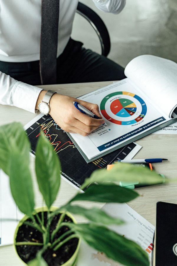 شخص يخطط لاستراتيجيات التوقيت