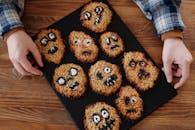 自制的万圣节饼干做成了怪物形状，非常适合用来营造恐怖氛围的款待