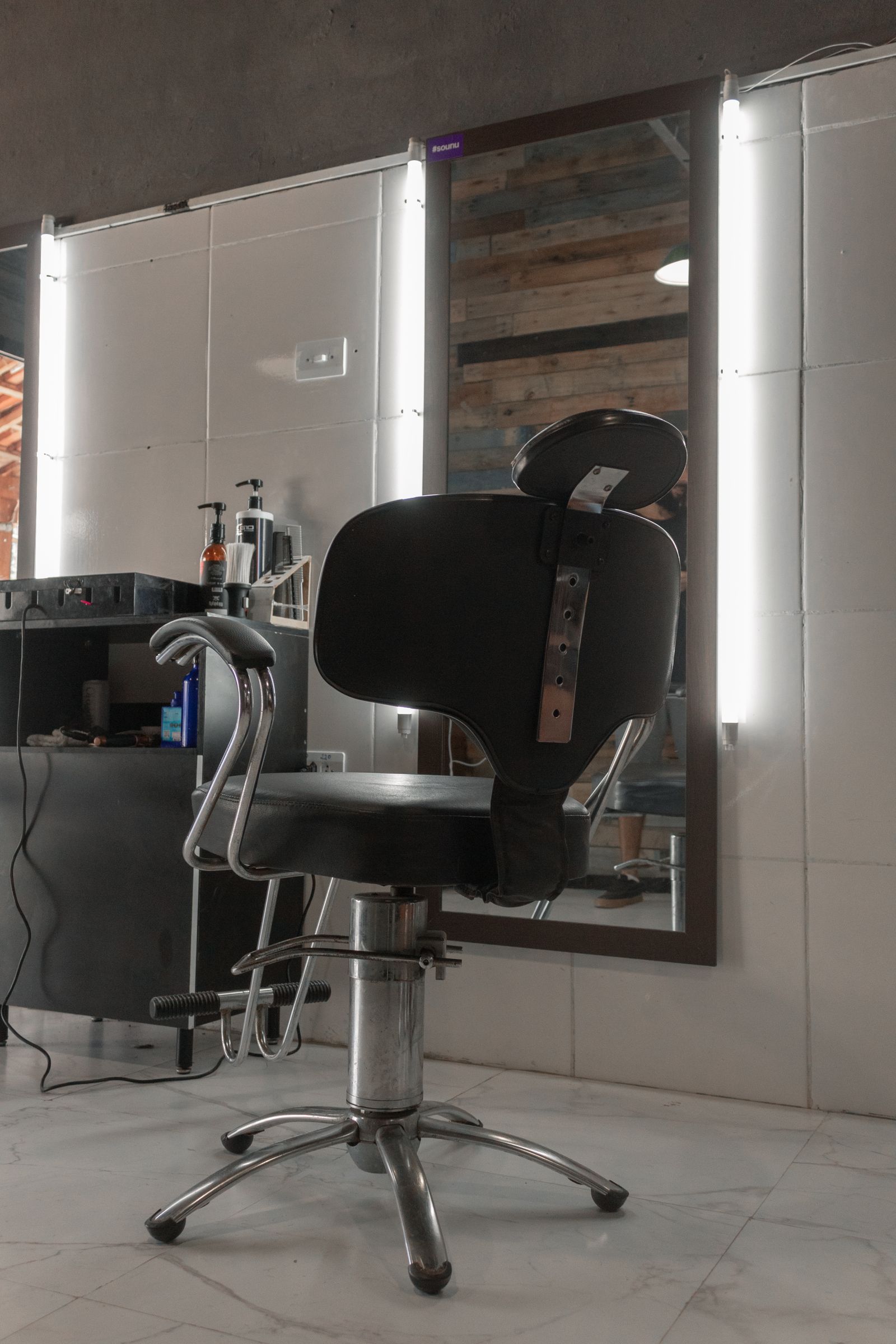 Barber shop con poltrona e specchio illuminato