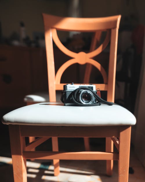 Darmowe zdjęcie z galerii z 35 mm, aparat, drewniane krzesło