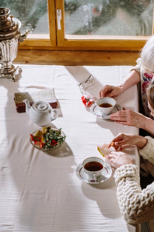 Gratis arkivbilde med fugleperspektiv, godteri, hender