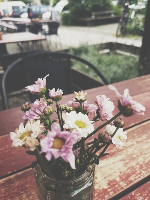 Arranjo De Flores De Pétalas Variadas Em Cima De Uma Mesa De Madeira Marrom