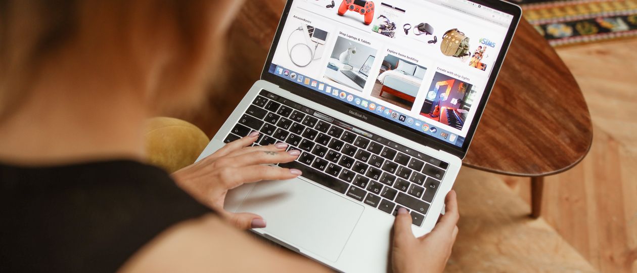 Vrouw beantwoordt de vragenlijst op een laptop thuis in de woonkamer