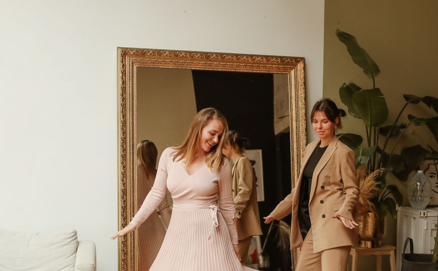 Online dating: starting a conversation on a niche platform