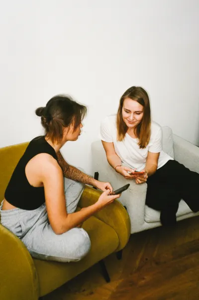 Deux personnes qui discutent calmement