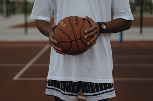 Foto d'estoc gratuïta de bàsquet, camisa blanca, mans